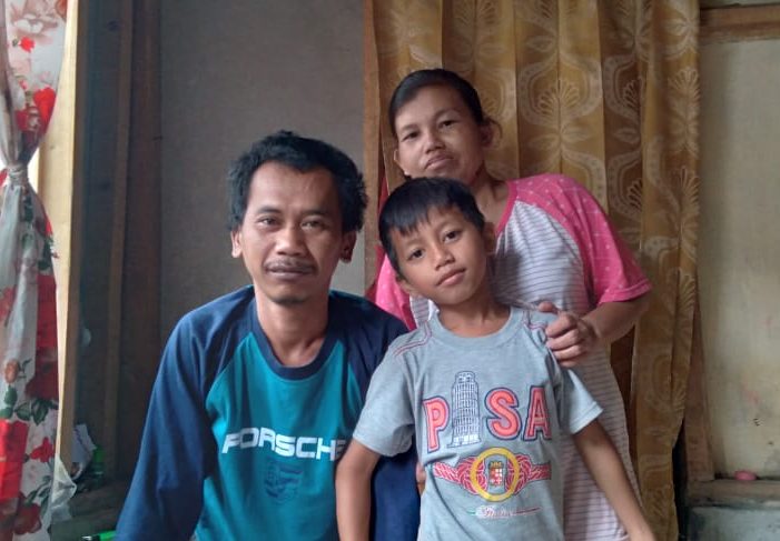 Rismana bersama istrinya, Lala, dan sang anak, Ari Sanjaya, di kediamannya. (Yanuar Baswata/Jabar Ekspres)