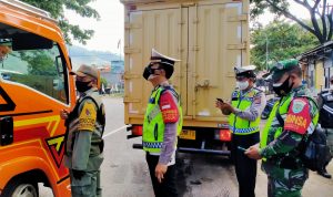 Tim gabungan saat lakukan pemeriksaan kendaraan yang hendak memasuki wilayah Bandung di Lingkar Barat Nagreg pada Rabu (4/8).