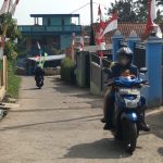 Warga Desa Pasirnanjung, Kecamatan Cimanggung, Kabupaten Sumedang saat kendarai sepeda motor, Senin (9/8). (Yanuar Baswata/Jabar Ekspres)