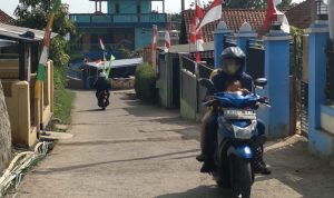 Warga Desa Pasirnanjung, Kecamatan Cimanggung, Kabupaten Sumedang saat kendarai sepeda motor, Senin (9/8). (Yanuar Baswata/Jabar Ekspres)