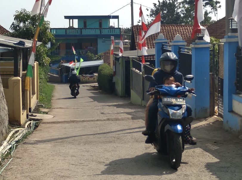 Warga Desa Pasirnanjung, Kecamatan Cimanggung, Kabupaten Sumedang saat kendarai sepeda motor, Senin (9/8). (Yanuar Baswata/Jabar Ekspres)