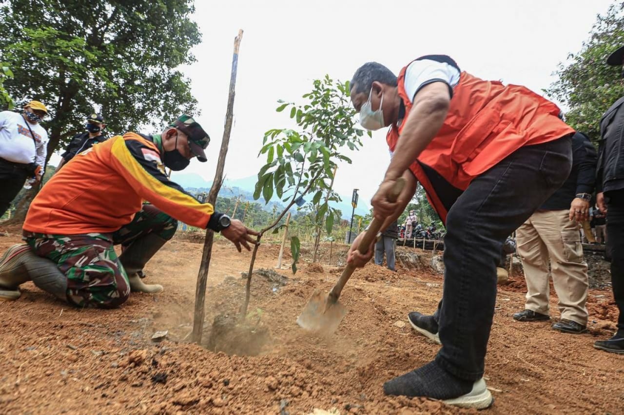 TANAM POHON: Wakil Walikota Bandung Bersama Dansektor 22 melakukan penanaman pohon.