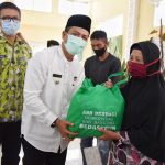 Pemerintah Kabupaten (Pemkab) Bandung melalui Gerakan Aparatur Sipil Negara (ASN) Peduli Covid-19 membagikan sebanyak lebih dari 900 paket sembako