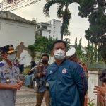 Dok. Sekda Kota Bandung, Ema Sumarna (Tengah) saat melakukan pemantauan ganjil genap di Jl. Asia Afrika. (Foto: Sandi Nugraha)