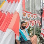 Seorang Bapak penjual bendera hias di kawasan Kota Cimahi, Minggu (15/8) (Intan Aida/Jabar Ekspres)
