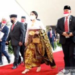 Ketua DPR RI Puan Maharani (kedua dari kanan) mengenakan pakaian adat Bali saat menghadiri Sidang Tahunan MPR, Sidang Bersama DPR/DPD RI, dan Pidato Kenegaraan Presiden dalam rangka penyampaian RUU tentang APBN 2022 di Gedung MPR/DPR/DPD RI, Jakarta, Senin (16/8/2021). ANTARA/HO-DPR RI