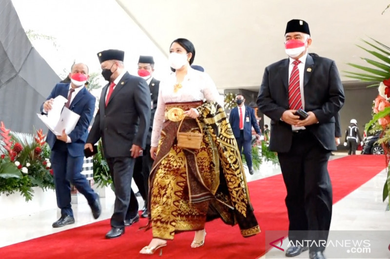 Ketua DPR RI Puan Maharani (kedua dari kanan) mengenakan pakaian adat Bali saat menghadiri Sidang Tahunan MPR, Sidang Bersama DPR/DPD RI, dan Pidato Kenegaraan Presiden dalam rangka penyampaian RUU tentang APBN 2022 di Gedung MPR/DPR/DPD RI, Jakarta, Senin (16/8/2021). ANTARA/HO-DPR RI