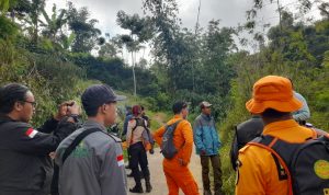 Tim Basarnas Bandung bersama relawan saat tengah melakukan pencarian korban hilang, Kecamatan Cicalengka, Kabupaten Bandung pada Sabtu (14/8) kemarin.
