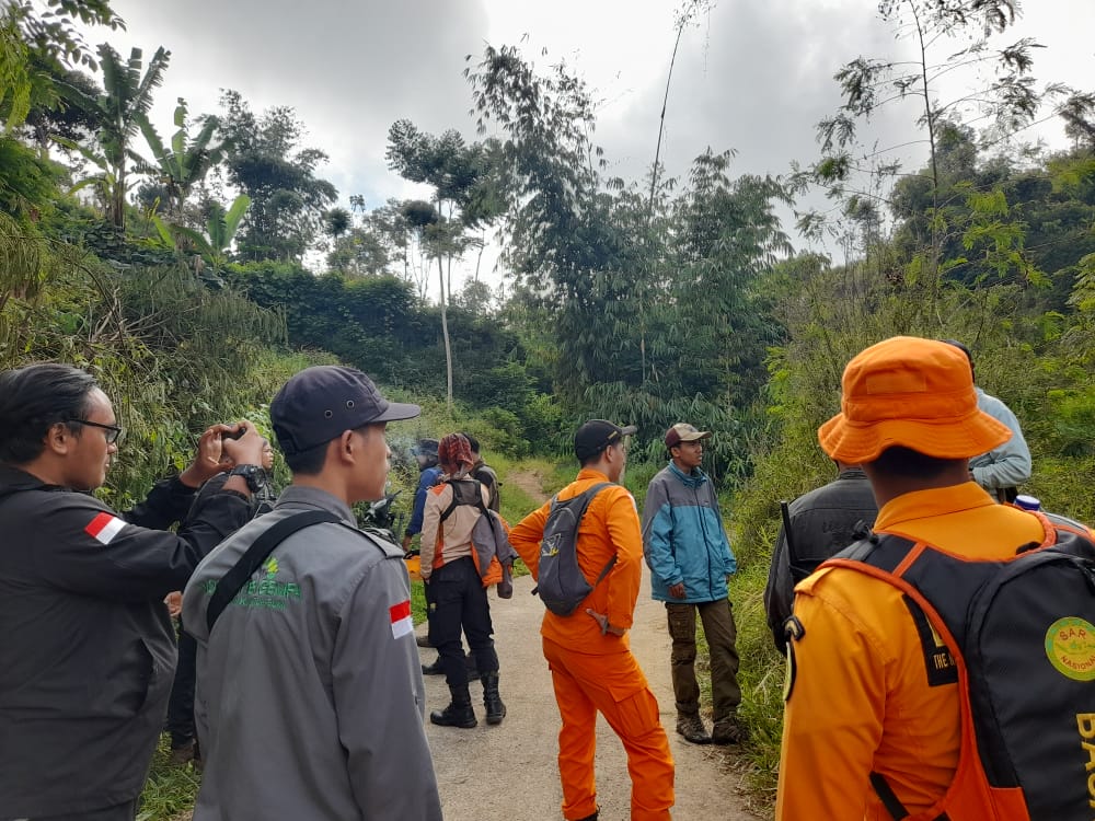 Tim Basarnas Bandung bersama relawan saat tengah melakukan pencarian korban hilang, Kecamatan Cicalengka, Kabupaten Bandung pada Sabtu (14/8) kemarin.