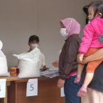 Satu keluarga dari warga Cibereum yang ingin mengambil jatah bansos beras, Kelurahan Cibereum, Senin (16/8) (Intan Aida/Jabar Ekspres)