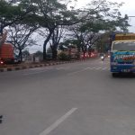 Kanit Lantas Polsek Cimanggung, Aiptu A Suherman saat mengatur laju kendaraan usai terjadi kemacetan di Jalan Raya Parakan Muncang, Rabu (18/8). (Yanuar Baswata/Jabar Ekspres)