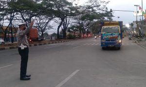 Kanit Lantas Polsek Cimanggung, Aiptu A Suherman saat mengatur laju kendaraan usai terjadi kemacetan di Jalan Raya Parakan Muncang, Rabu (18/8). (Yanuar Baswata/Jabar Ekspres)