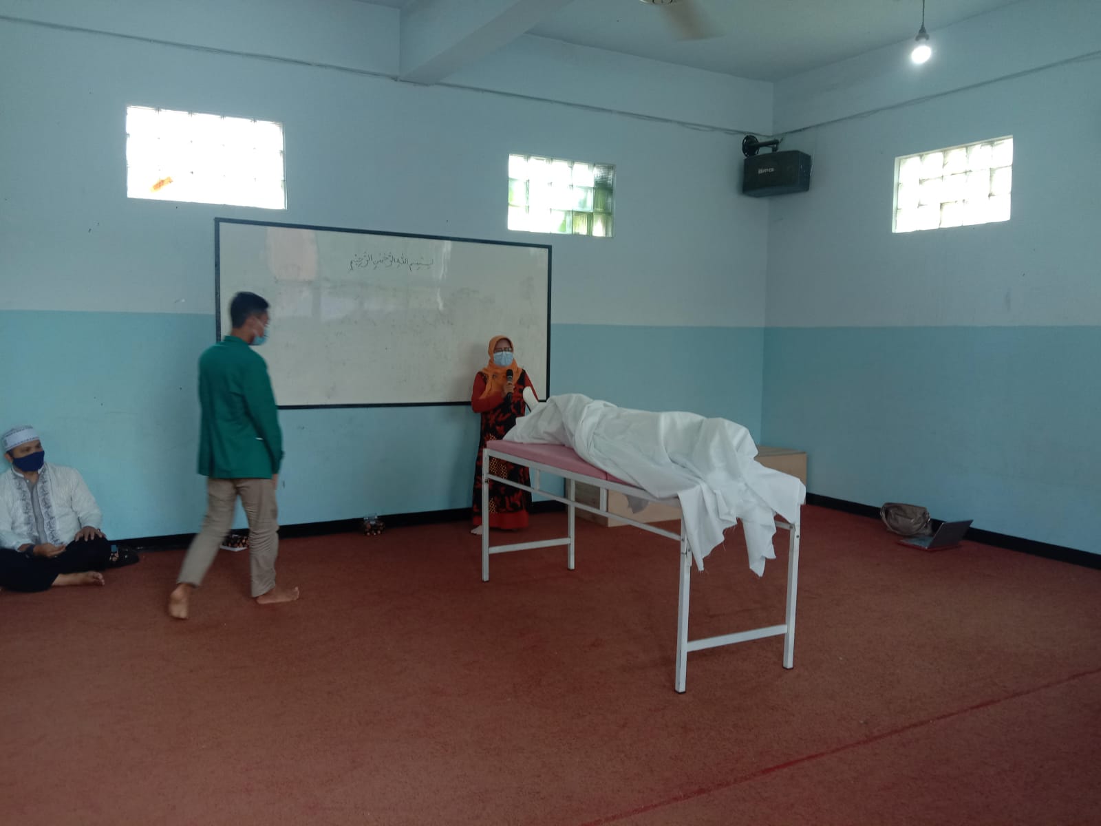 Salah satu pemateri sedang menyampaikan terkait pemulasaran jenazah covid-19 di Aula TK Miftahus Shiddiq Kp. Kihapit Timur RT 02/RW 09, Kelurahan Leuwigajah, Kecamatan Cimahi Selatan, Kota Cimahi.
