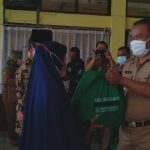 Camat Cikancung, Maksum (kanan) saat berikan bantuan paket sembako kepada warga di aula Kecamatan Cikancung, Kabupaten Bandung pada Selasa (24/8). (Yanuar Baswata/Jabar Ekspres)
