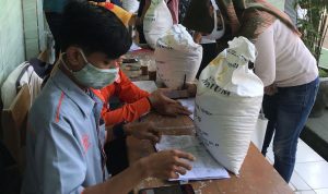Penyaluran bansos beras dari Kemensos di SDN Leuwigajah Mandiri 1, Selasa (24/8)(Intan Aida/Jabar Ekspres)