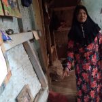 Idah Faridah, 45, warga Dusun Rancapanjang, RT01 RW13, Desa Sukamulya, Kecamatan Rancaekek, Kabupaten Bandung di di kediamannya yang sudah tak layak huni. (Yanuar Baswata/Jabar Ekspres)