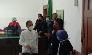 Terdakwa kasus Korupsi Walikota Cimahi Non Aktif, Ajay M Priatna (kemeja putih) pada saat selesai melaksanakan sidang putusan. Rabu (25/8).
