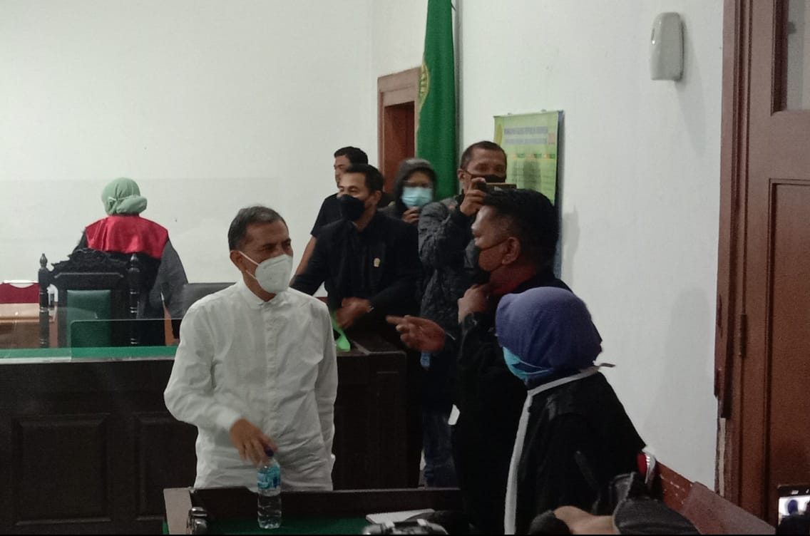 Terdakwa kasus Korupsi Walikota Cimahi Non Aktif, Ajay M Priatna (kemeja putih) pada saat selesai melaksanakan sidang putusan. Rabu (25/8).