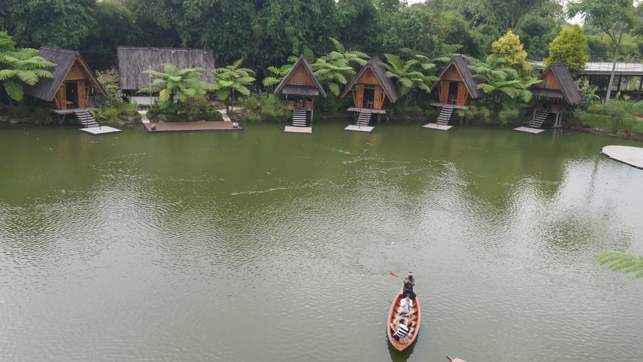 ILUSTRASI: Wisatawan tengah menikmati wahana di objek wisata Bandung Barat.
