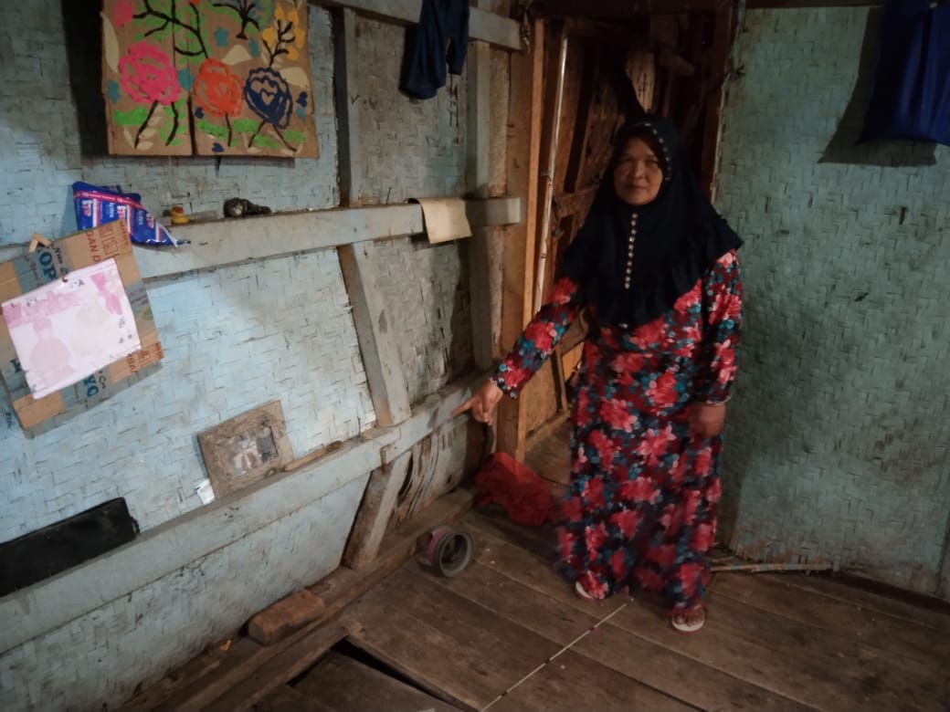 Idah Faridah, 45, warga Dusun Rancapanjang, RT01 RW13, Desa Sukamulya, Kecamatan Rancaekek, Kabupaten Bandung tinggal di dalam rumah yang sudah tak layak huni. (Yanuar Baswata/Jabar Ekspres)