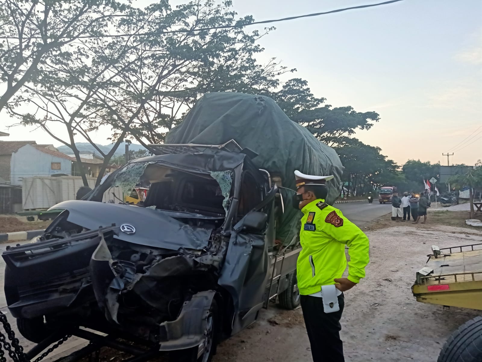 Kepala Unit Lalu Lintas (Kanit Lantas) Polsek Cicalengka, AKP Mochammad Abdullah saat memeriksa kendaraan yang mengalami kecelakaan. (Istimewa)