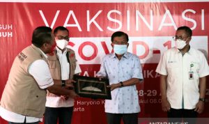 Ketua Umum Palang Merah Indonesia Jusuf Kalla meinjau pelaksanaan vaksinasi COVID-19 di Jakarta Timur, Minggu (29/8/2021). (Tim Media JK)