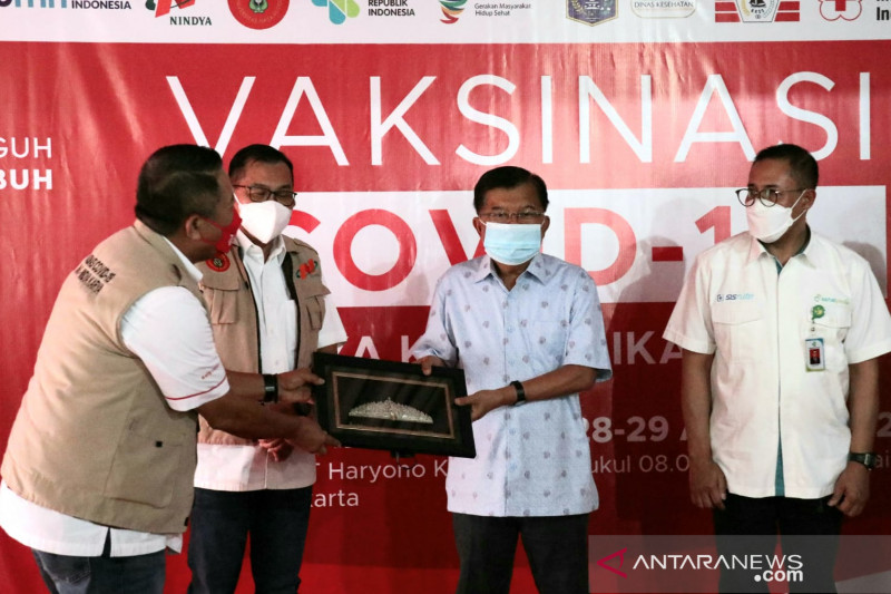 Ketua Umum Palang Merah Indonesia Jusuf Kalla meinjau pelaksanaan vaksinasi COVID-19 di Jakarta Timur, Minggu (29/8/2021). (Tim Media JK)