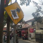VANDALISME: Salah satu fasilitas publik, rambu lalu lintas, menjadi sasaran aksi vandalisme selembaran 'Dipaksa Sehat di Negara yang Sakit'.