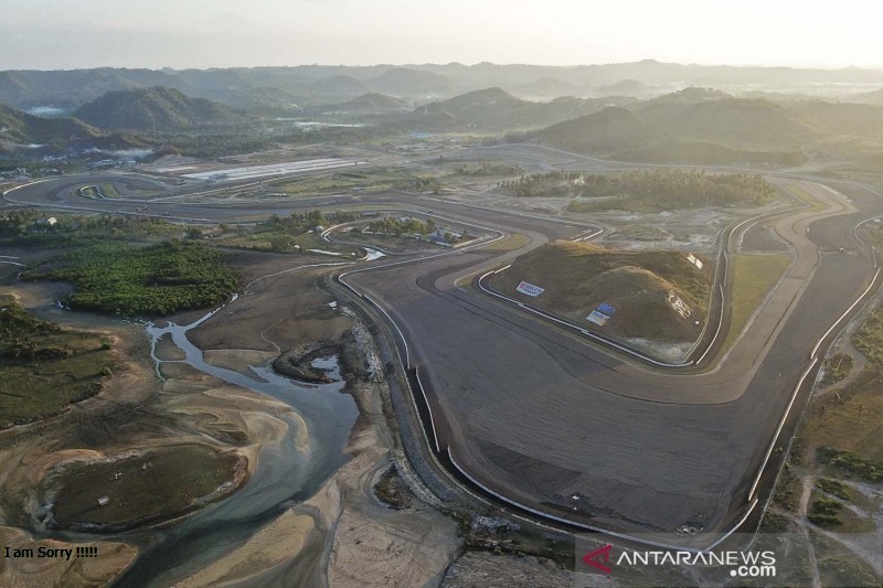 Foto udara tikungan ke-10 lintasan Mandalika International Street Circuit saat matahari terbit di Kawasan Ekonomi Khusus (KEK) Mandalika, Pujut, Praya, Lombok Tengah, NTB, ANTARA FOTO/Ahmad Subaidi/aww.