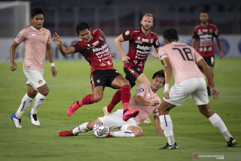 Pesepak bola Bali United Rizky Pellu (kedua kiri) berebut bola dengan pesepak bola Persik Kediri Risna Ranggalelana (tengah, bawah) dalam laga pembuka Liga 1 2021-2022 di Stadion Utama Gelora Bung Karno (SUGBK), Senayan, Jakarta, Jumat (27/8/2021). ANTARA FOTO/Aditya Pradana Putra/rwa. (ADITYA PRADANA PUTRA/ADITYA PRADANA PUTRA)