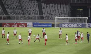 Pesepak bola tim Persik Kediri mengikuti sesi latihan di Stadion Utama Gelora Bung Karno, Senayan, Jakarta, Kamis (26/8/2021). Latihan tersebut dilakukan jelang laga pembuka BRI Liga 1 2021-2022 pada Jumat (27/8) antara Bali United melawan Persik Kediri di lokasi tersebut. ANTARA FOTO/Dhemas Reviyanto/wsj.