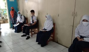 Para siswa menunggu antrian untuk menerima dosis vaksin tahap pertama, Sabtu (7/8)(Intan Aida/Jabar Ekspres)