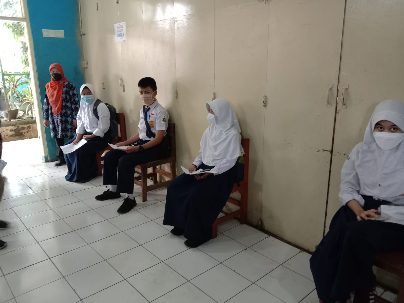 Para siswa menunggu antrian untuk menerima dosis vaksin tahap pertama, Sabtu (7/8)(Intan Aida/Jabar Ekspres)