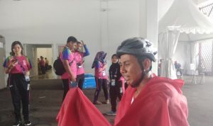 Arsip foto - Atlet para-atletik Indonesia Jaenal Aripin pecah usai dirinya memastikan medali perak di nomor kursi roda 200 meter T54 putra Asian Para Games 2018, Jumat (12/10). (Michael Siahaan) (Michael Siahaan/)