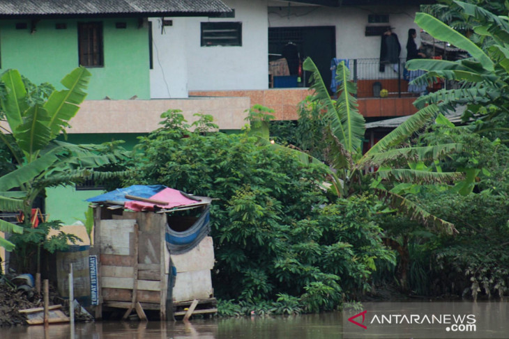 Jamban tepi sungai yang biasa dikenal dengan istilah 'Helikopter' di bantaran Kalimalang, Kampung Tegal Danas, Kecamatan Cikarang Pusat, Kabupaten Bekasi, Jawa Barat. (ANTARA/Pradita Kurniawan Syah).