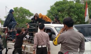 Polisi mengangkut belasan Bonek dari area Stadion Wibawa Mukti Cikarang, Kabupaten Bekasi, Jawa Barat. (ANTARA/Pradita Kurniawan Syah).