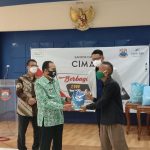 Plt. Wali Kota Cimahi Ngatiyana menyerahkan paket sembako kepada salah satu pelaku seni yang ada di Kota Cimahi, Jumat (27/8)(Intan Aida/Jabar Ekspres)