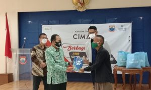 Plt. Wali Kota Cimahi Ngatiyana menyerahkan paket sembako kepada salah satu pelaku seni yang ada di Kota Cimahi, Jumat (27/8)(Intan Aida/Jabar Ekspres)