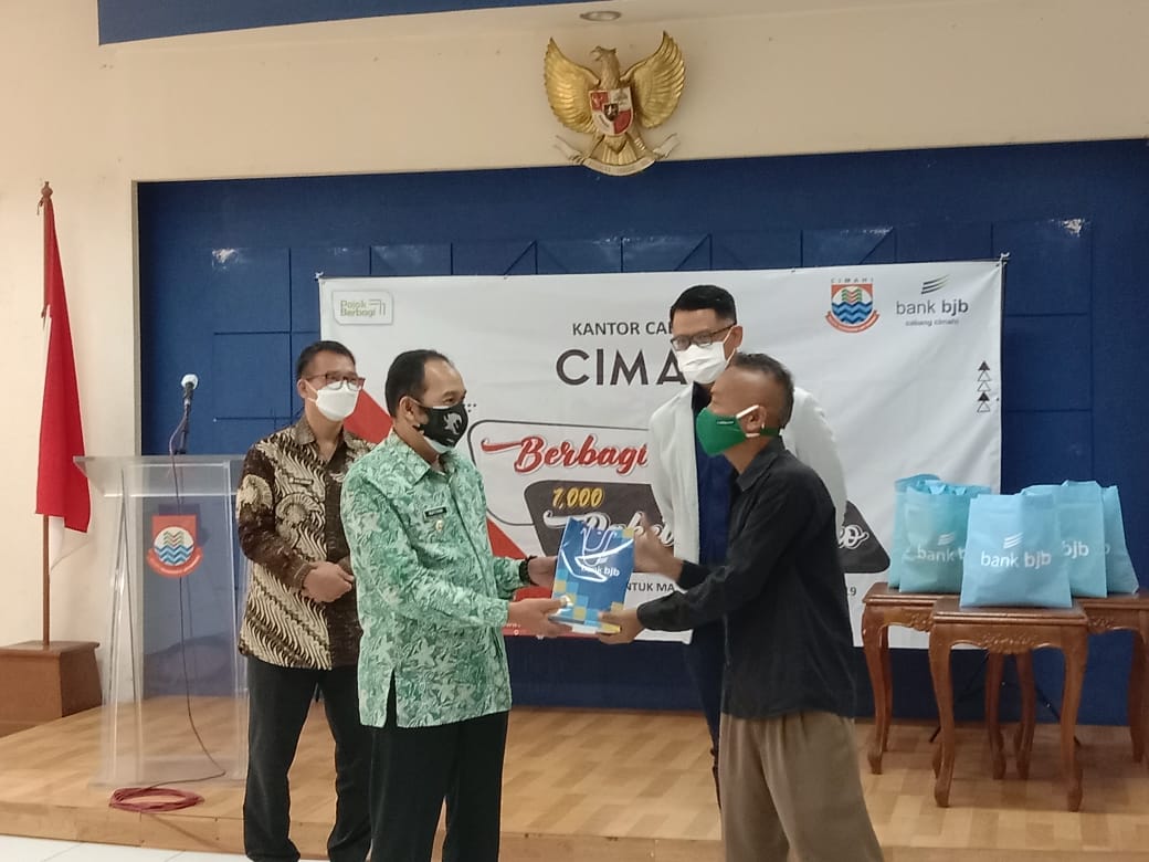 Plt. Wali Kota Cimahi Ngatiyana menyerahkan paket sembako kepada salah satu pelaku seni yang ada di Kota Cimahi, Jumat (27/8)(Intan Aida/Jabar Ekspres)