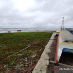 Gelombang tinggi di pantai selatan Cianjur, Jawa Barat, masih terjadi, sehingga nelayan terpaksa mendaratkan perahu agar tidak rusak dan hilang tersapu gelombang yang mencapai 15 meter menjelang malam. ANTARA POTO. (Ahmad Fikri)