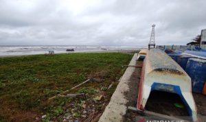 Gelombang tinggi di pantai selatan Cianjur, Jawa Barat, masih terjadi, sehingga nelayan terpaksa mendaratkan perahu agar tidak rusak dan hilang tersapu gelombang yang mencapai 15 meter menjelang malam. ANTARA POTO. (Ahmad Fikri)