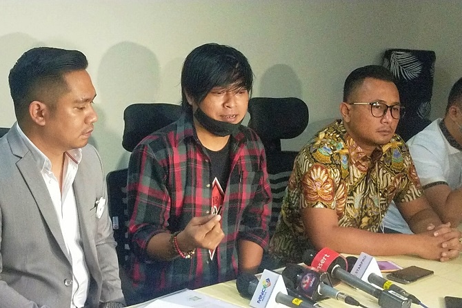 Engkan Herikan (tengah) didampingi tim kuasa hukum saat menggelar jumpa pers terkait lagu ciptaannya, Bintang, disebut diciptakan pihak lain (Abdul Rahman/JawaPos.com)