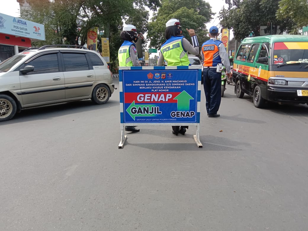 Uji coba penarapan sistem ganjil genap di Kota Cimahi, Selasa (24/8)(Intan Aida/Jabar Ekspres)