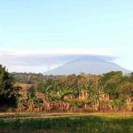 Puncak Gunung Ciremai terlihat dari Kabupaten Cirebon, Jawa Barat, Jumat (13/8/2021). (ANTARA/Khaerul Izan)