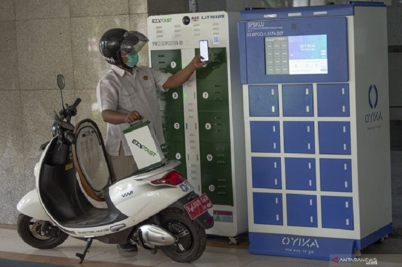 Karyawan mengganti baterai sepeda motor listrik di Stasiun Penukaran Baterai Kendaraan Listrik Umum (SPBKLU), Gedung Direktorat Ketenagalistrikan Kementerian Energi dan Sumber Daya Mineral (Kementerian ESDM), Jakarta. (ANTARA FOTO/Aditya Pradana Putra/hp.)