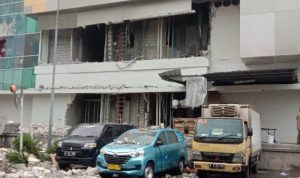 Kondisi ledakan di Margocity membuat kerusakan diluar gedung (Foto: anatara)