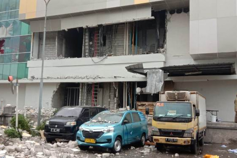 Kondisi ledakan di Margocity membuat kerusakan diluar gedung (Foto: anatara)