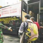 DIKLAT: Sebagian pegawai KPK yang tak lolos TWK ke bus Universitas Pertahanan di gedung KPK, Jakarta, (21/7). (FEDRIK TARIGAN/JAWA POS)