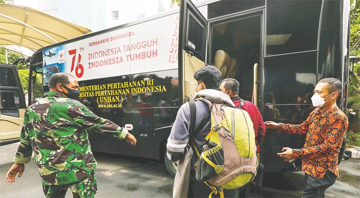 DIKLAT: Sebagian pegawai KPK yang tak lolos TWK ke bus Universitas Pertahanan di gedung KPK, Jakarta, (21/7). (FEDRIK TARIGAN/JAWA POS)