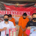 Polres Jembrana membongkar dan menangkap pelaku pemalsuan surat keterangan hasil rapid antigen yang dibawa puluhan pekerja untuk masuk ke Bali, Senin (30/8). (ANTARA/Gembong Ismadi/2021)